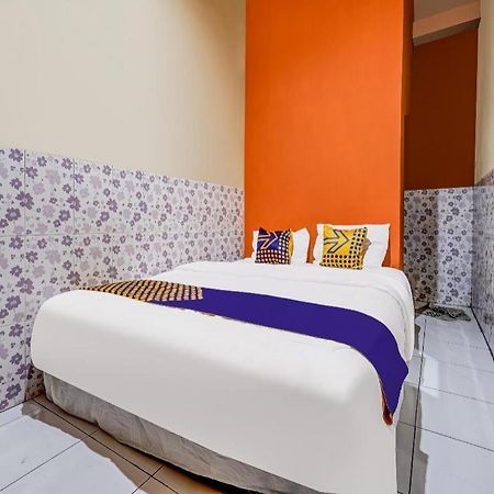 Spot On 91186 Losmen Yanti Hotel Бандунг Екстериор снимка
