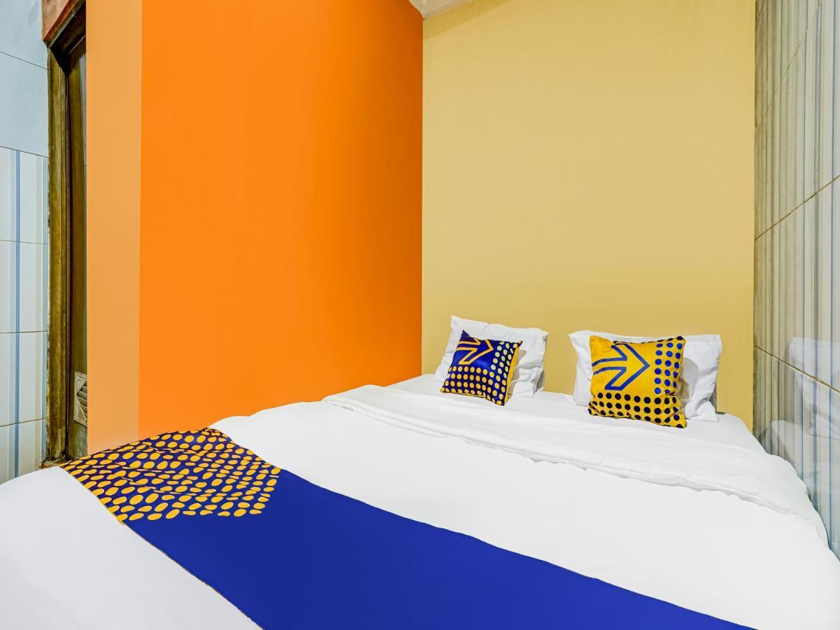 Spot On 91186 Losmen Yanti Hotel Бандунг Екстериор снимка