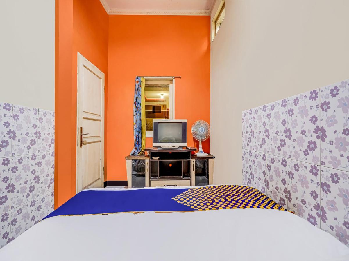 Spot On 91186 Losmen Yanti Hotel Бандунг Екстериор снимка