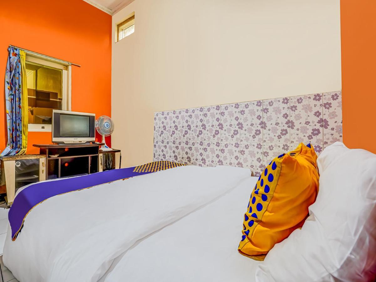 Spot On 91186 Losmen Yanti Hotel Бандунг Екстериор снимка