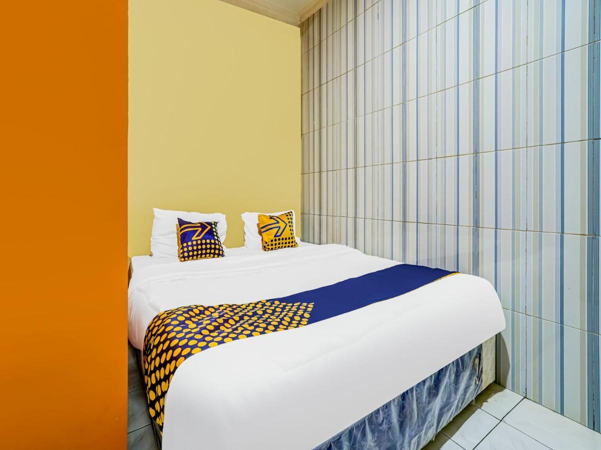 Spot On 91186 Losmen Yanti Hotel Бандунг Екстериор снимка