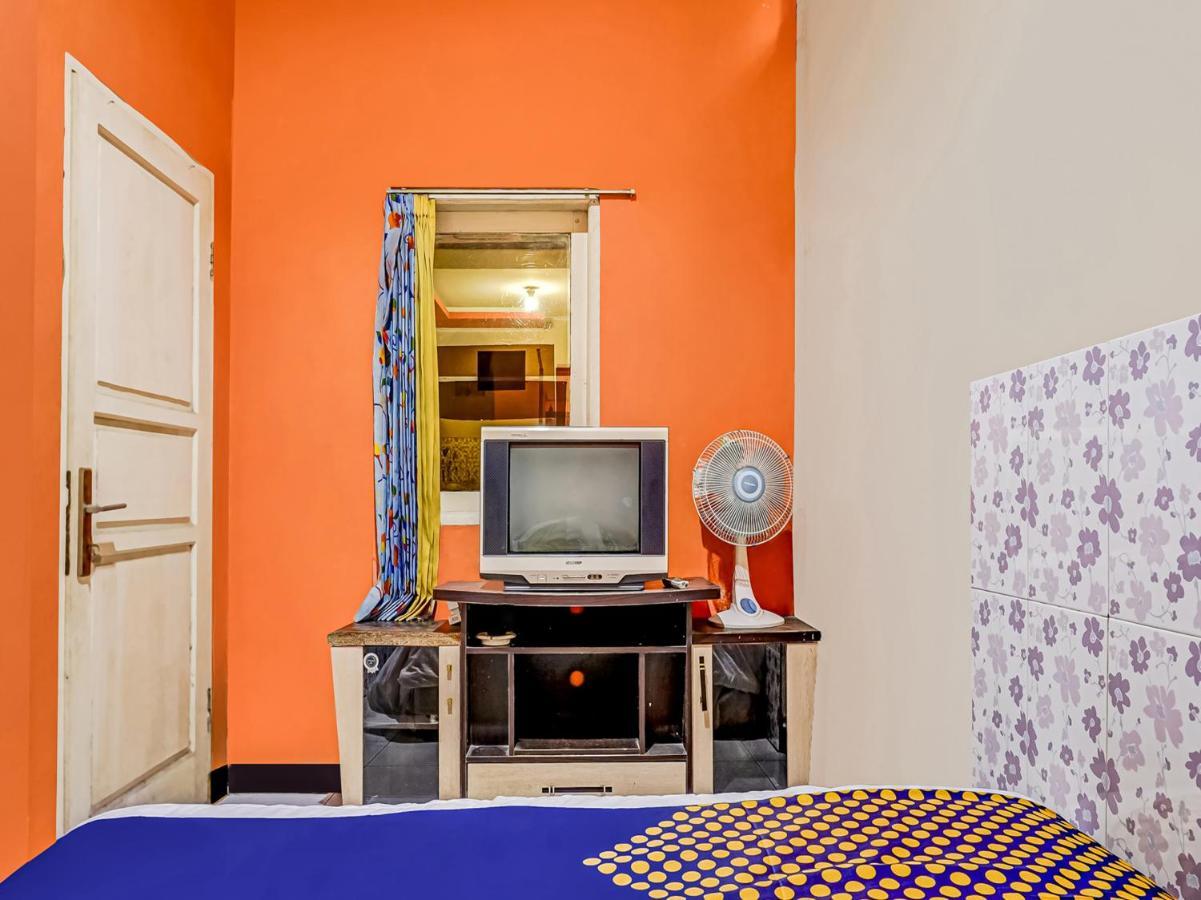 Spot On 91186 Losmen Yanti Hotel Бандунг Екстериор снимка