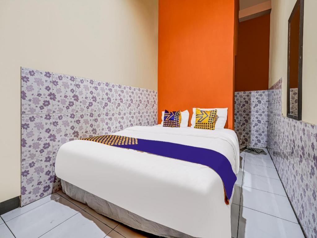Spot On 91186 Losmen Yanti Hotel Бандунг Екстериор снимка